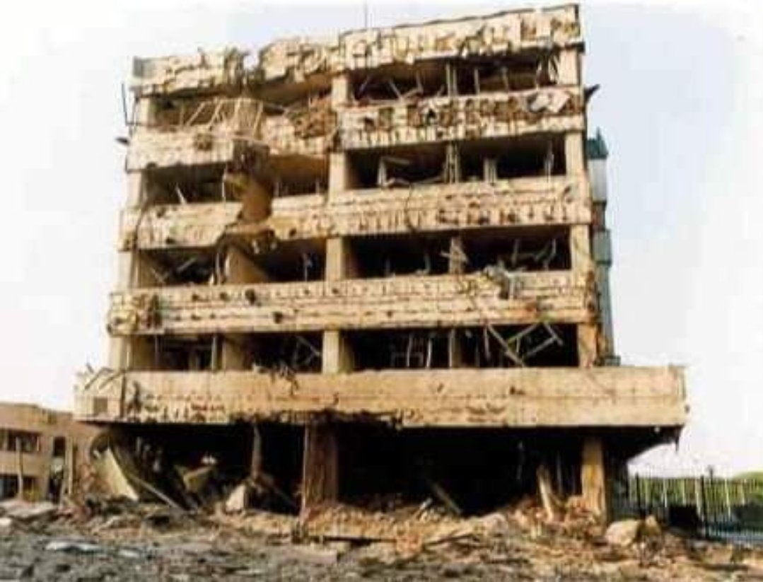 Un bombardiere U.S. B-2 colpi l'ambasciata cinese a Belgrado con 5 bombe il #7maggio 1999 uccidendo 3 giornalisti cinesi e ferendo 20 diplomatici. L'attacco durante i bombardamenti della Yugoslavia era un messaggio alla #Cina che anticipava scenario odierno #NATO