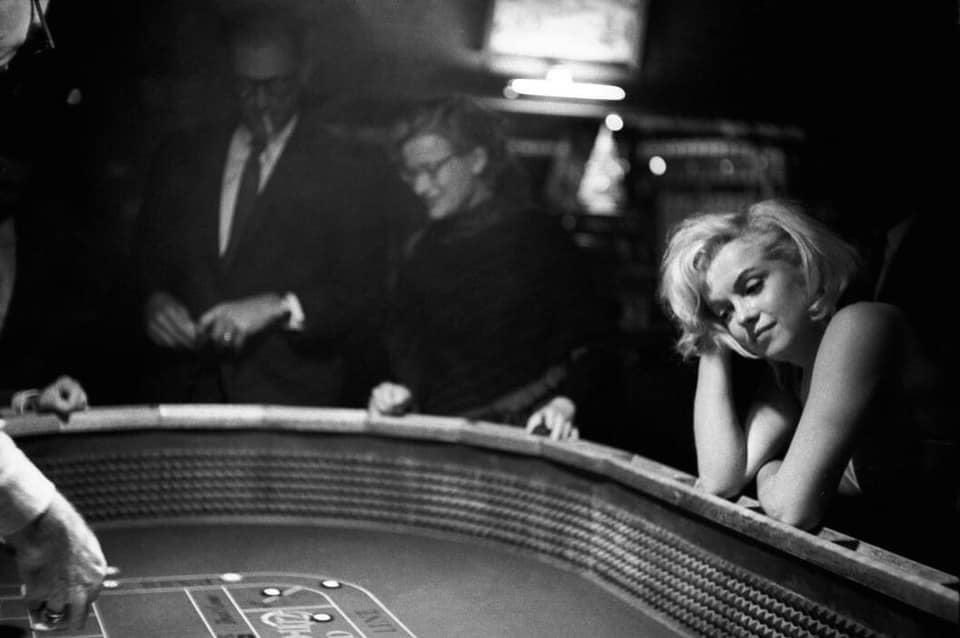 “Colui che critica o respinge il gioco, è già entrato nel gioco”. ___ Maurice Blanchot, ‘La scrittura del disastro’ 📸 Eve Arnold - Marilyn Monroe durante le riprese di ‘The Misfits,’ Reno, Nevada, 1960