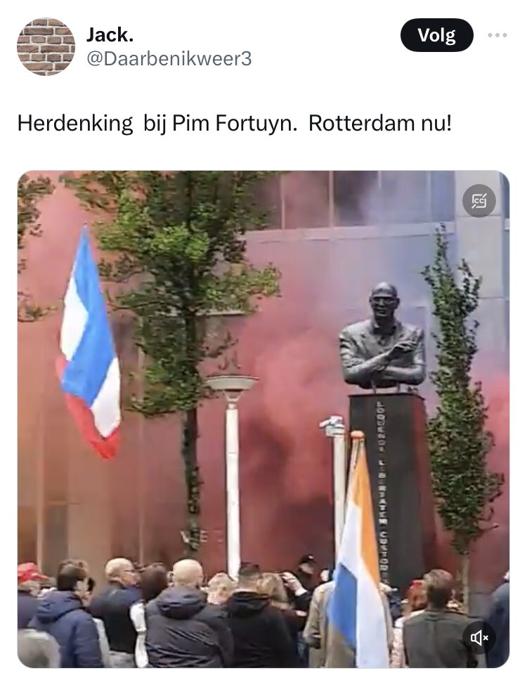 Je hebt mensen die met alle geweld de nagedachtenis aan Pim Fortuyn door het slijk willen halen. De dragers van deze vlaggen zijn daarin, triest genoeg, zeker geslaagd....