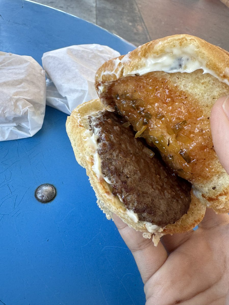 外食が異様に高いカリフォルニアで激安バーガー発見。なんとバーガー5個で9.99ドル。野菜とか邪魔なものは排除してパティ、マヨ、レリッシュだけのシンプル構成、素朴な味で美味い！#BurgerBar