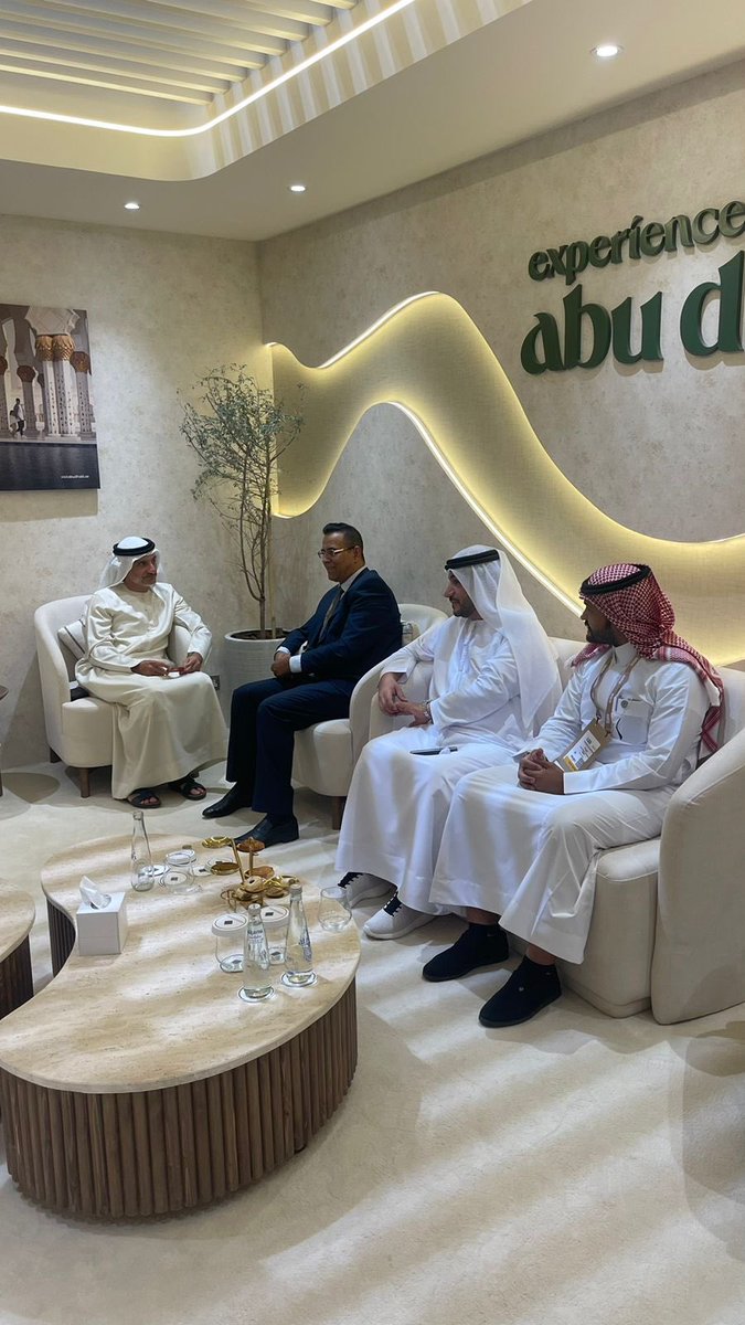 قام د. صباح علال رئيس الاتحاد العربي للاعلام السياحي برفقة اعضاء مجلس ادارة الاتحاد 

بزيارة خاصة الى سعادة الاستاذ / صالح الجزيري المدير العام للسياحة في دائرة الثقافة والسياحة - أبوظبي ، وذلك على هامش فعاليات سوق السفر العربي. 

- تأتي هذه الزيارة لمناقشة آخر المستجدات