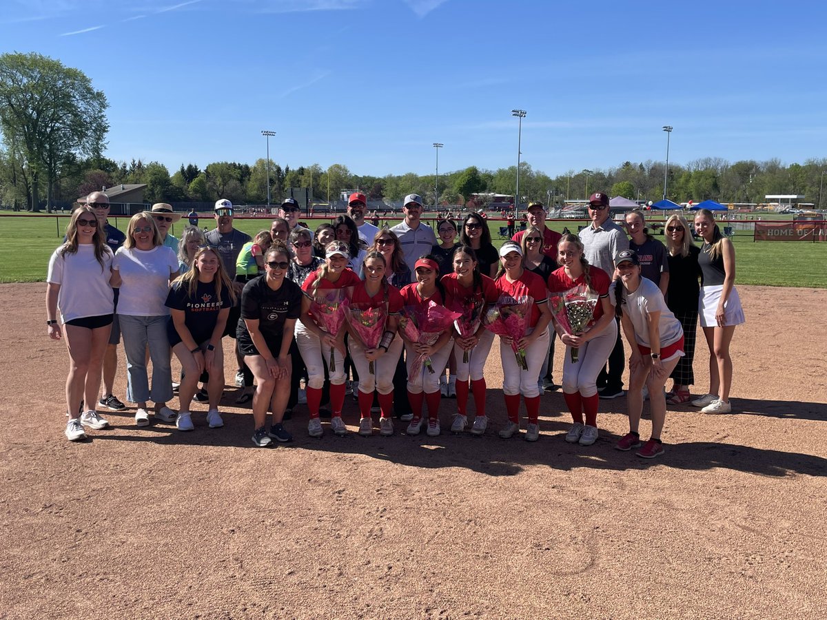 Happy Senior Day to Guilderland Softball! Congrats to Lauren Lamme Laila Smith Meghan Paul Liza Mannarino Addie Callahan Leah Abbruzzese Have fun today, girls! @gland_sball @GuilderlandCSD