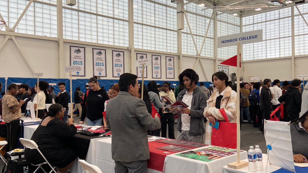 11th-grade students from CBI schools across NYC met with 47 #collegeadmissions representatives from various public and private colleges and universities and #postsecondarypathways for our CBI Collaborative College Fair last Friday, hosted at @MtSaintVincent. 🎓📚#CollegeAccess