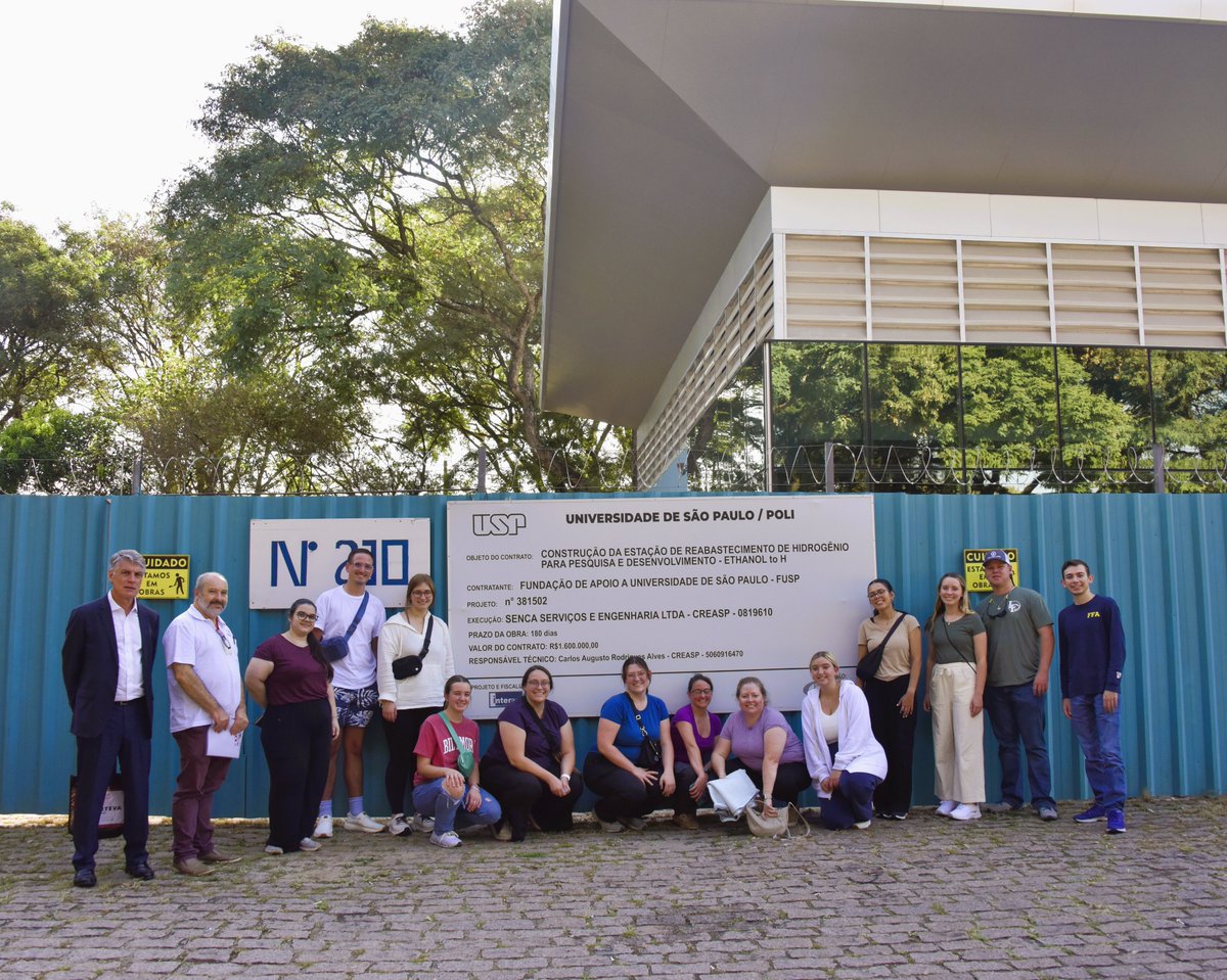 Today, RCGI received a visit from students at Florida University. They were hosted by Renato Picelli, RCGI Director of Innovation & Technology Transfer, and Dawany Dionisio, RCGI Researcher. We appreciated their visit. #RCGI #USP #UniversityofFlorida