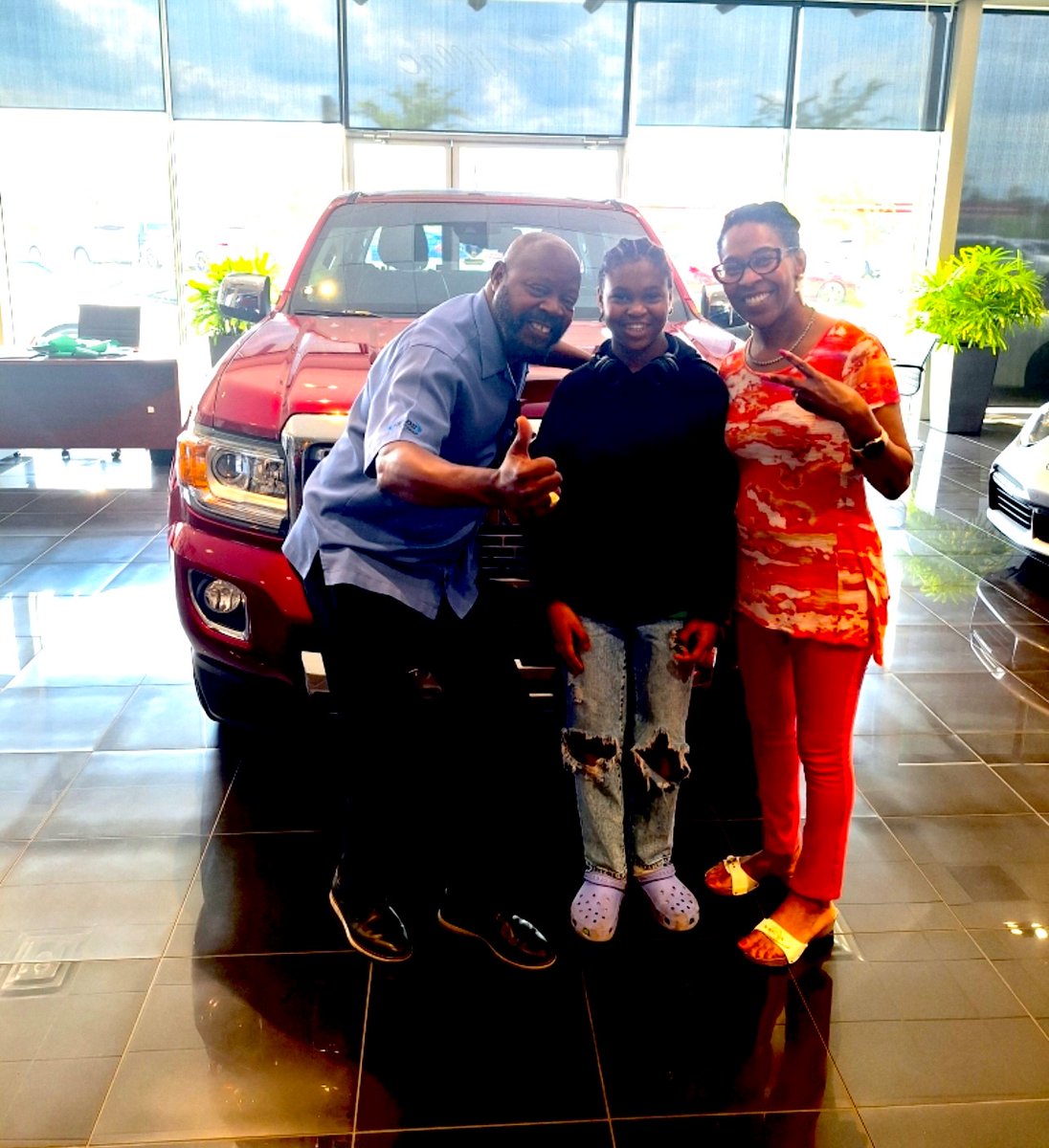 FieldsCadillacJ's tweet image. 🚗✨ Big congratulations to the Journigan Family on their #FieldsPreOwned 2019 #GMC #Canyon! A special thank you to Melvin Smith at Fields Cadillac for guiding them through a seamless experience. Welcome to the #FieldsFamily, Journigan Family! Enjoy the ride! 🛣️ #FieldsCadillac