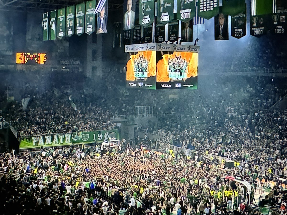 pilarcasado's tweet photo. Oaka instantes después de que @paobcgr se haya clasificado para la F4 de @EuroLeague 
TREMENDO https://t.co/bQ3RpyEOKN