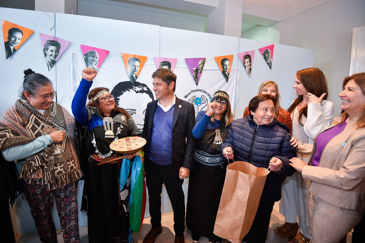 Kicillofok's tweet photo. Si hay un pueblo que tiene necesidades, hay una obligación del Estado de ocuparse de dar respuesta. El legado de Eva marca nuestro camino, el de llevar un poco más de justicia social a toda la provincia.

Visitamos el museo provincial @casaevitapba que este mes se cumplen 20 años de su creación y a través de @CulturaPBA lanzamos un concurso literario del que podrán participar todas las personas mayores de 16 años de la provincia.

Gracias a los artistas que participaron del homenaje con diferentes muestras y obras que transmiten el legado de Eva y su amor por nuestro pueblo.

#EvitaEterna