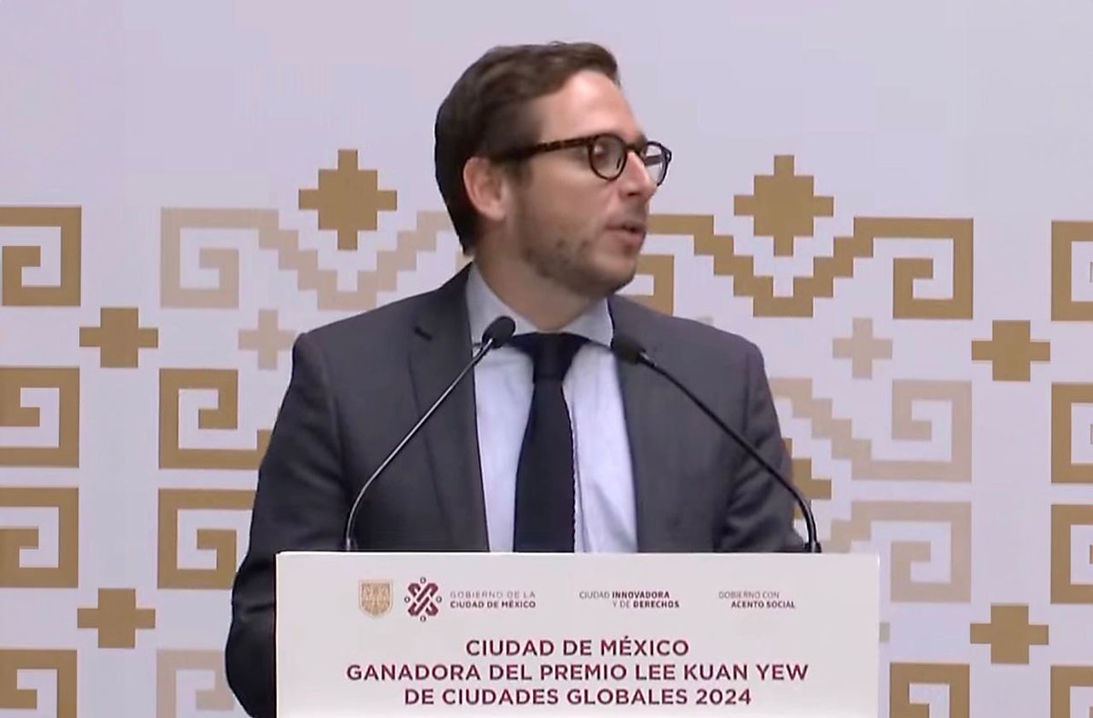 LaAgenciaCDMX's tweet photo. Para recibir este premio, se realizó una reunión con el Embajador no residente de la República de Singapur para México, Gerald Balendran Singham como invitado principal y otros invitados como Eduardo Clark, titular de la ADIP y el Jefe de Gobierno de la CDMX, Martí Batres. https://t.co/0ybyGa28sT