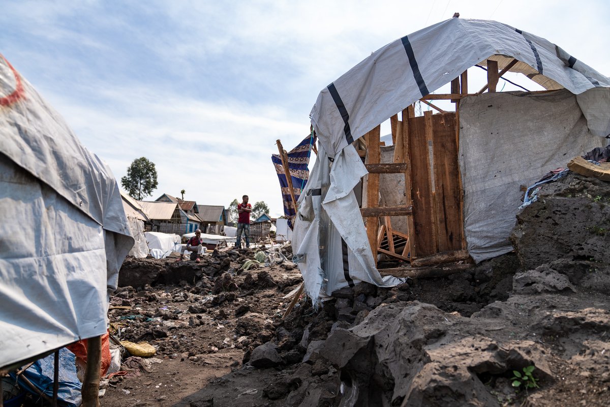 L'accès aux soins de santé reste critique dans les sites de déplacés à #Goma en raison de l'insécurité. Aujourd'hui, #OCHA a pu visiter le site CEPAC, touché par des obus le 3 mai dernier. Le personnel médical ne travaille que jusqu'à 14h à cause des risques sécuritaires.
