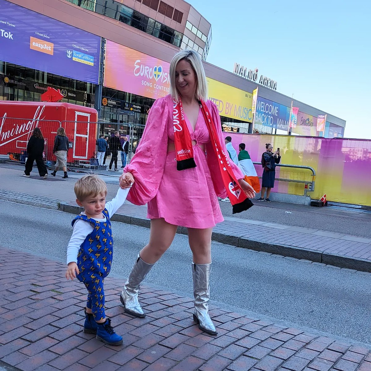 Rxiii93's tweet photo. Cooper's first Eurovision! 🇬🇧✈️🎈🎉 https://t.co/U8wlyJCjTn
