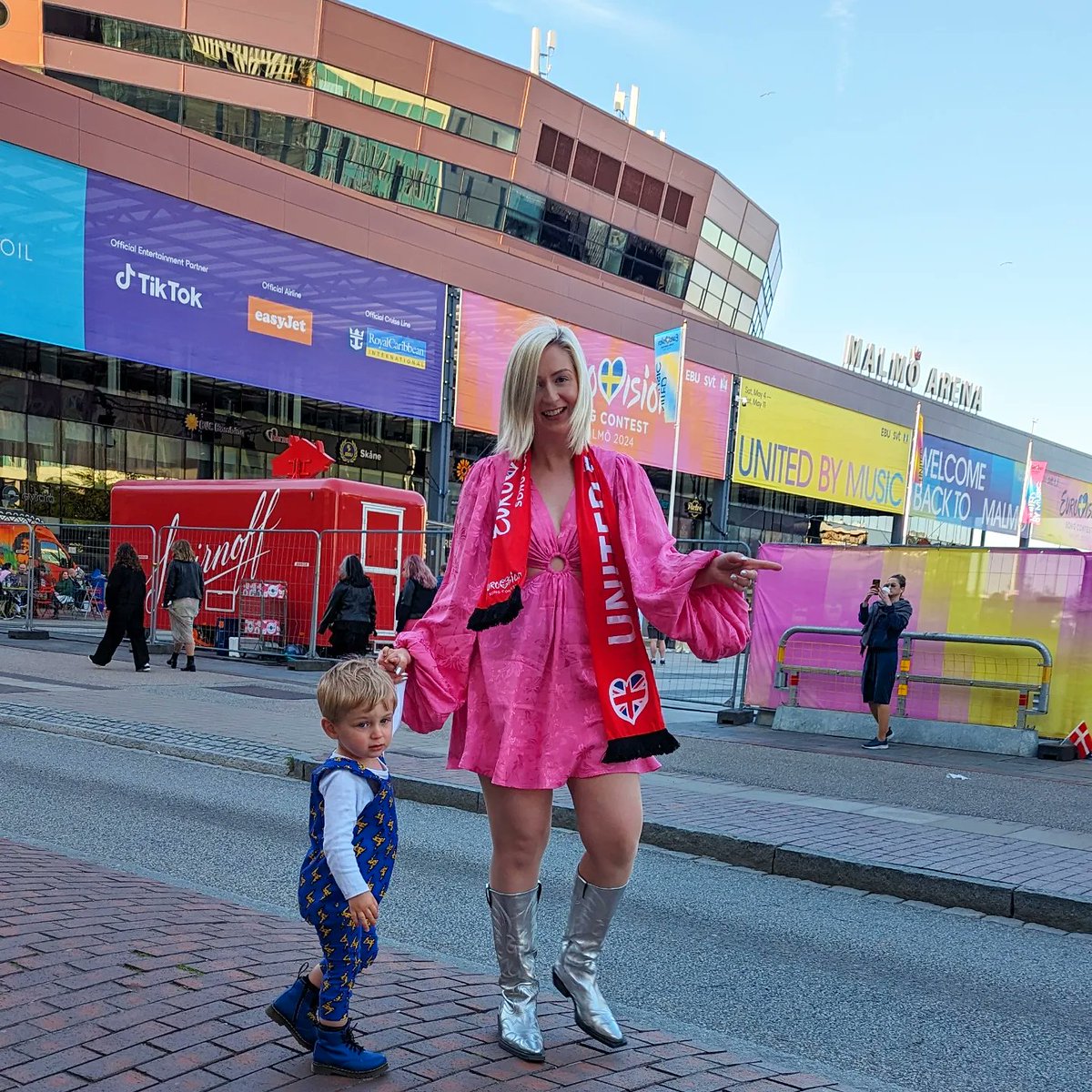 Rxiii93's tweet photo. Cooper's first Eurovision! 🇬🇧✈️🎈🎉 https://t.co/U8wlyJCjTn