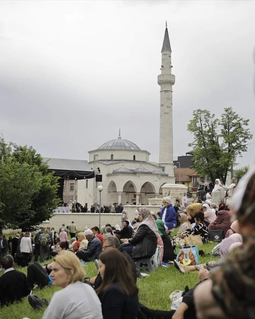 Banya Luka'da bulunan, 1993 yılında Sırplar tarafından yıkılan, Arnaudiye camisi bugün tekrar ibadete açıldı. İster yaksınlar, ister yıksınlar, yine yeni yeniden... Ezanlarımız susmaz. Tekrar yapılmasında kim yardım etti biliyor musunuz? Türkiye elbette ❤️