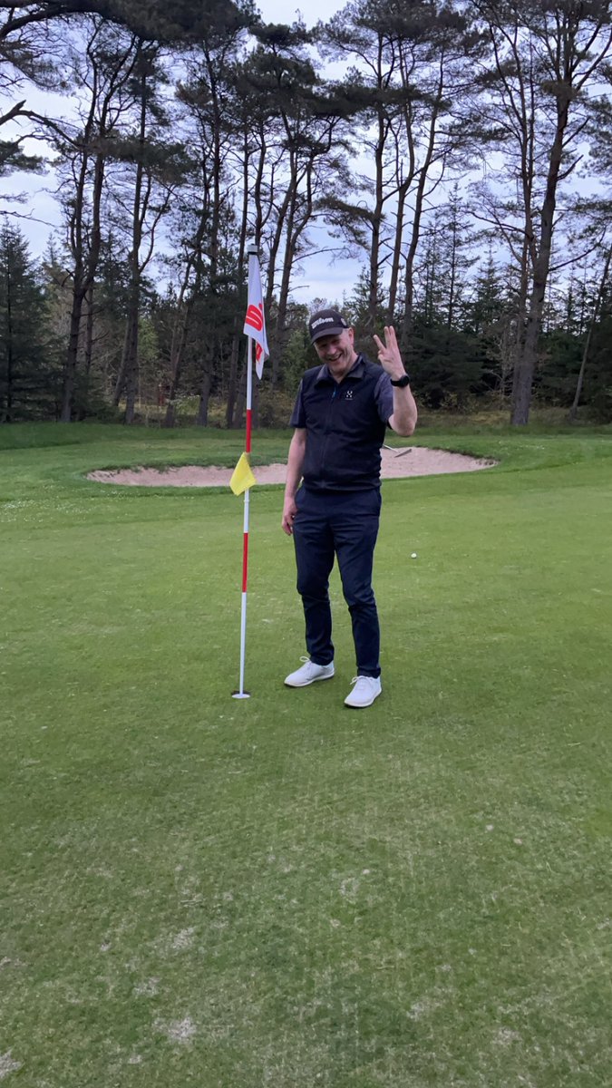 Vi skulle lige se om man nu kan nå 18 huller inden lyset forsvinder. Det kan man godt og det udnyttede min nabo Carsten til at tage sejren på sidste hul ved at lave sit 3. hole in one - 2. gang han gør det på hul 18 nvg 🥳🏌️‍♂️