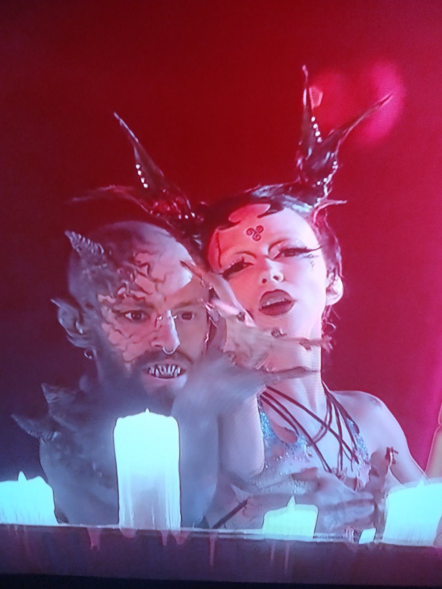 Also wenn ich jetzt mal die ganzen Schnuckelchen beiseite lasse, dann hatte die slowenische Horrorshow schon was...

#ESC2024 #Eurovision #Eurovision2024