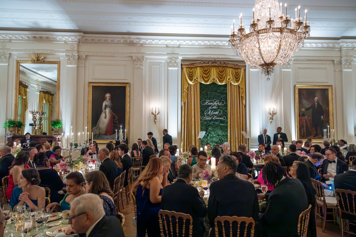 La primera dama organizó la primera cena estatal de los “Maestros del Año” en la Casa Blanca para honrar a los Maestros del Año de 2024 por su excelencia en la enseñanza. A los maestros de todo el país: gracias por las vidas que han cambiado.