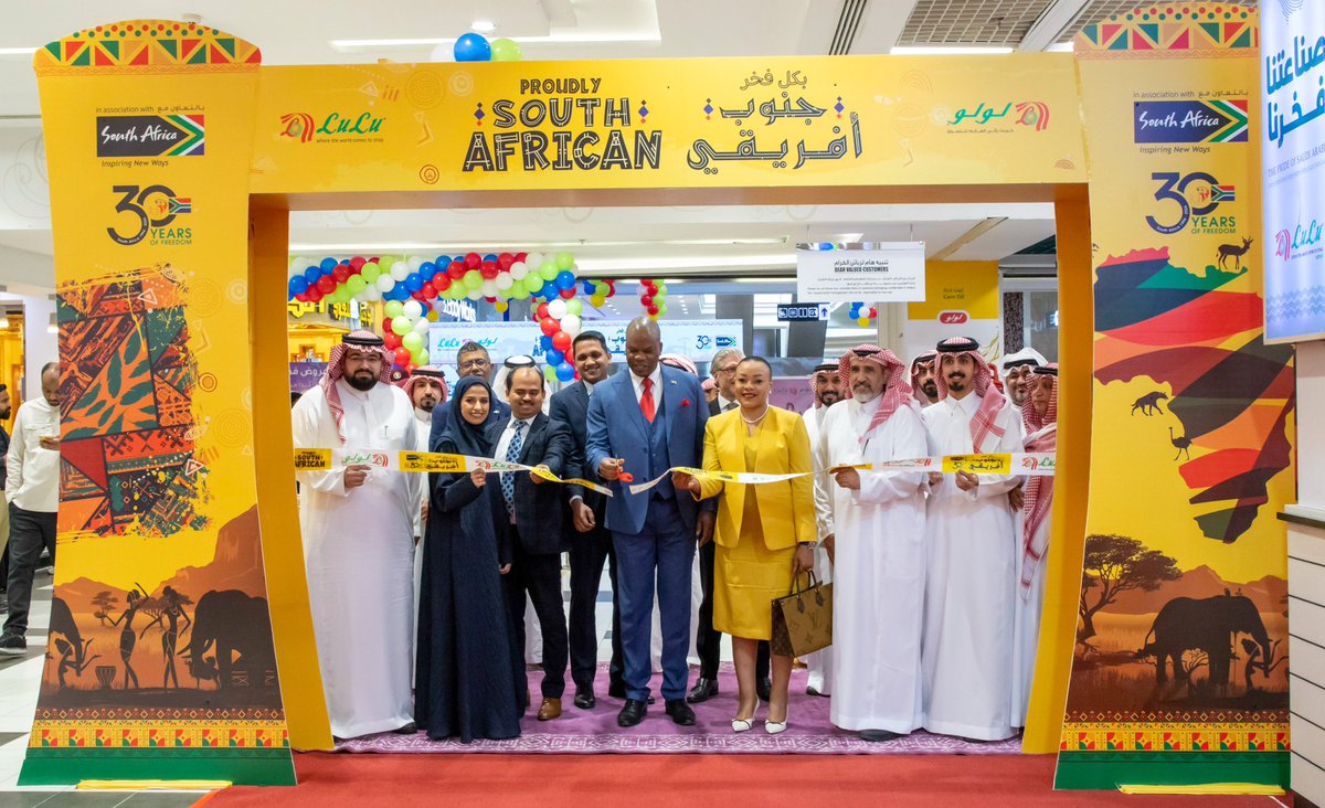 #SouthAfrica🇿🇦 week in #SaudiArabia as we mark #30YearsOfDemocracy. Ambassador S Magabe & our team @rsaembassyinksa partnered with @LuLuHyperSA. You can buy #ProudlySA🇿🇦 products from them.