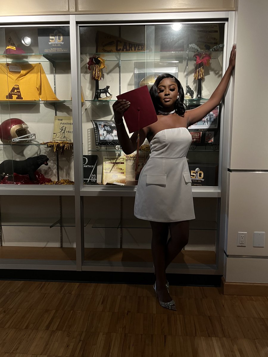 theonlychass's tweet photo. bts of my photo shoot so cute https://t.co/p4QZ0J5CgT
