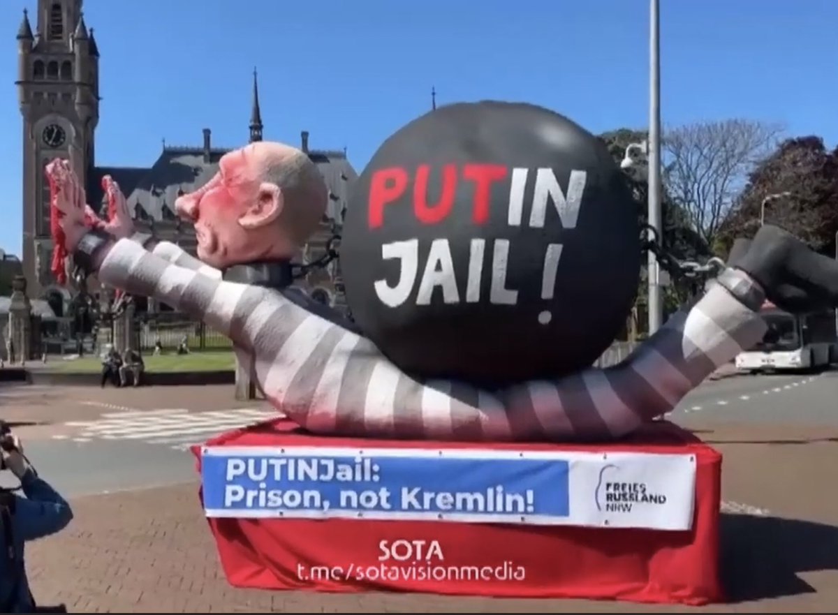 A dummy of a handcuffed and ball chained Putin with bloody hands, has been placed in front of the ICC in Hague 😜
