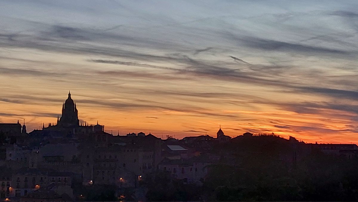 Nubes altas al tardecer del martes en #Segovia. Hasta el sábado se espera una subida de temperaturas.