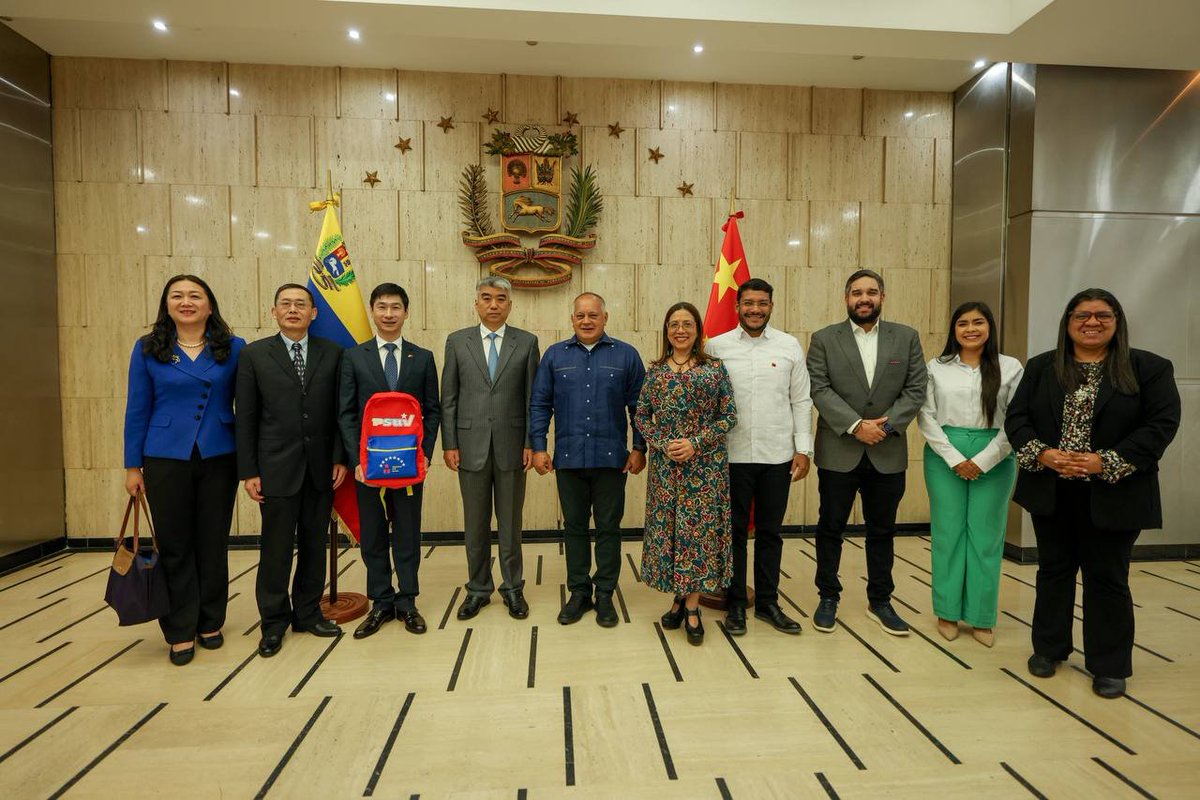 PartidoPSUV's tweet photo. PSUV y Partido Comunista de China afianzan relaciones de cooperación y amistad (+fotos)

https://t.co/iaNla1Errm

#MovilizadosPorVenezuela https://t.co/aSCMkiZEls