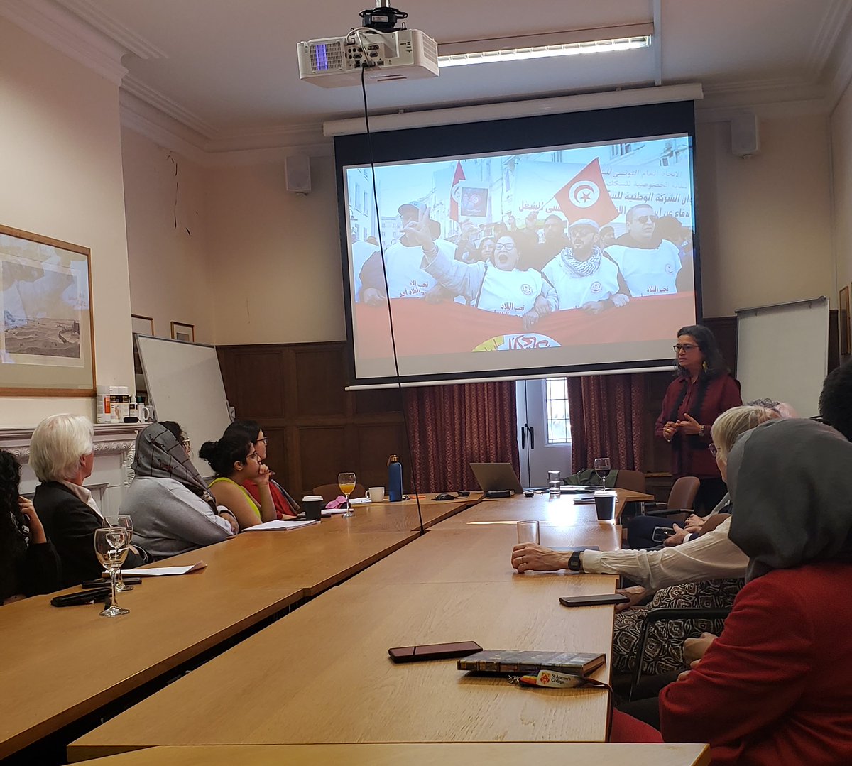 Engaging and thought-provoking talk this afternoon @oxfordMec by Heba El Shazli @GeorgeMasonU @ScharSchool on the representation and activism of Tunisian women in trade unions & labour movements #feminism #activism #Tunisia #tradeunions #labourmovements