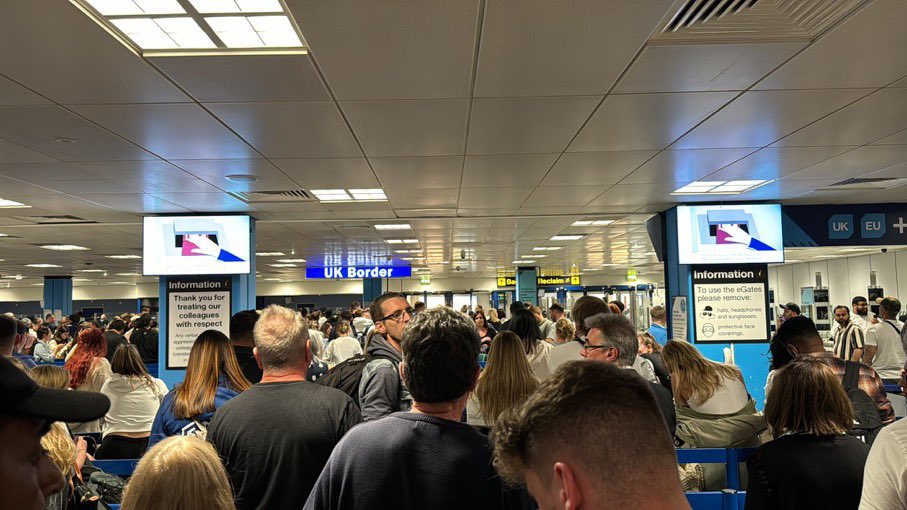 Photos on social media show the length of queues at #ManchesterAirport passport control. Border Force’s systems are affected across the country this evening. 📸@GoogleBizTog