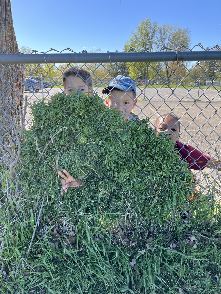 Freshly cut grass came in handy to make this Grass Wall! #HDLH #OutdoorPlay