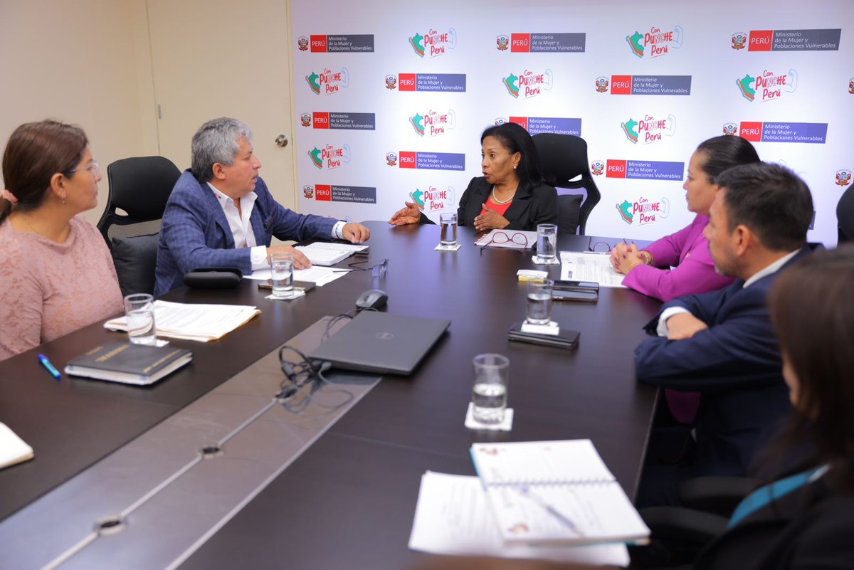 🤝🇵🇪 ¡Trabajando articuladamente con los gobiernos regionales! La ministra Teresa Hernández recibió a una delegación liderada por el gobernador regional de Huánuco para fortalecer el trabajo conjunto en beneficio de niñas, niños, adolescentes, personas adultas mayores y…