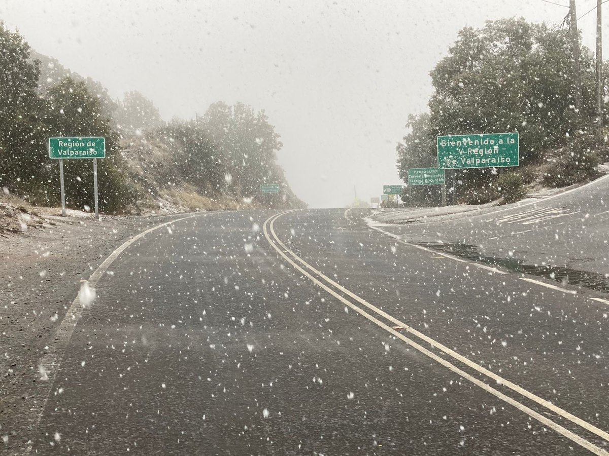 #AHORA: En la Cuesta La Dormida comienza a nevar, por lo cual la ruta está cerrada.