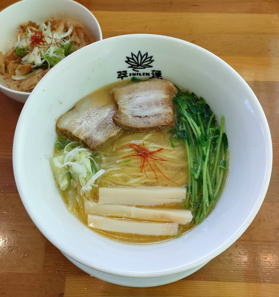 翠蓮@名古屋市
塩らぁめん+ピリ辛チャーシュー丼
10年ぶりの訪店。干海老、干貝柱、アゴ焼干し、鯵節などを使用したというスープは奥深い味わいでとても美味しい😍腐乳などで風味づけされたというチャーシュー丼も絶品😋