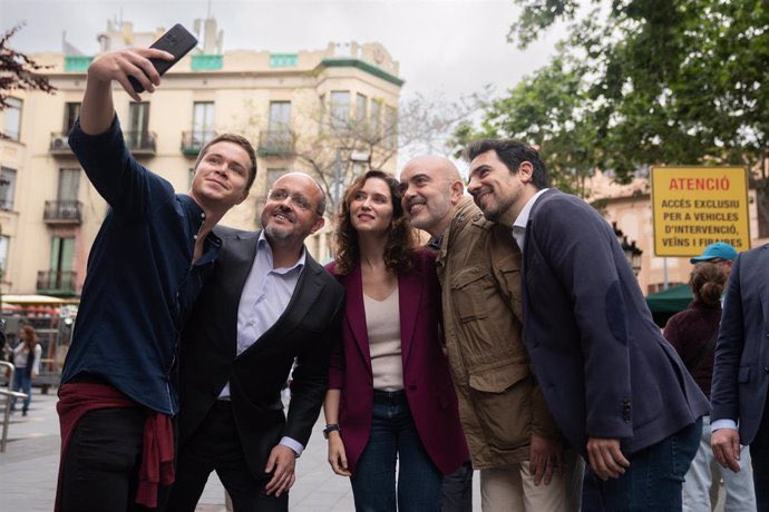Potser esteu veient el #Debat3Cat i no sabeu qui és el número 2 del PP de Alejandro Fernández… Vinga, fil… 🧵 El de la dreta, de la foto.