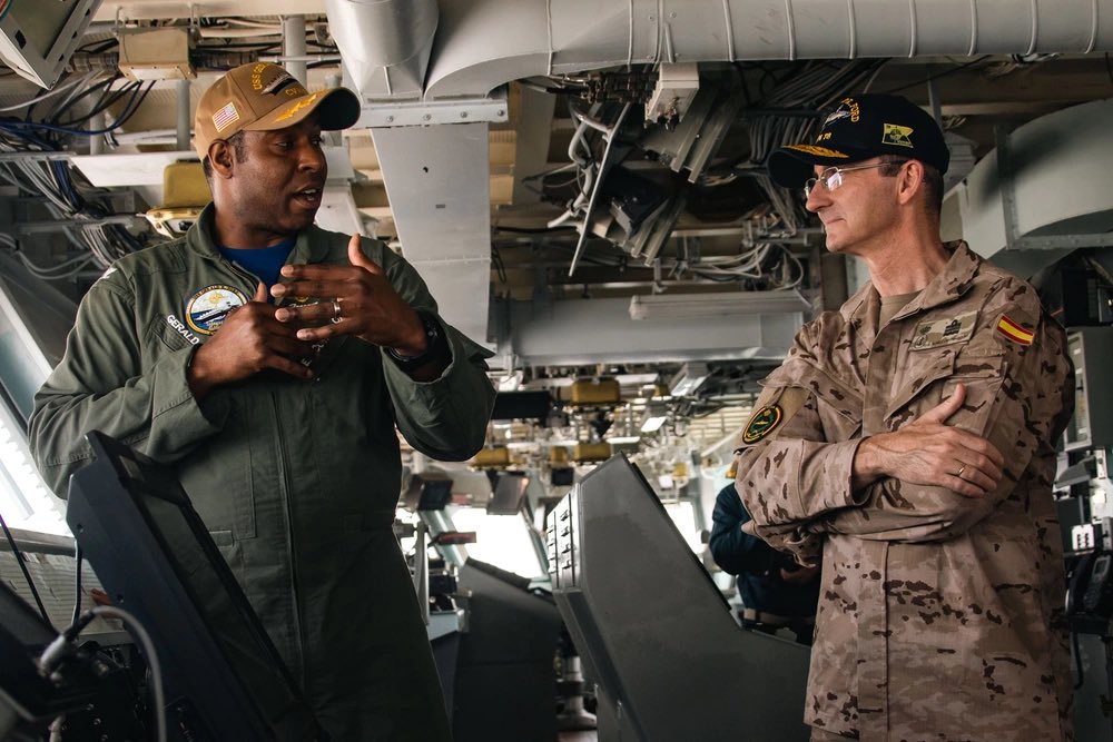 🇪🇸🤝🇺🇸 📍NORFOLK, Va. – Spanish Navy Vice Adm. Enrique Núñez de Prado Aparicio, chief of the Plans Division, was piped aboard the world’s largest aircraft carrier, @CVN78_GRFord while pier side at Naval Station Norfolk conducting routine maintenance, April 30. #StrongerTogether
