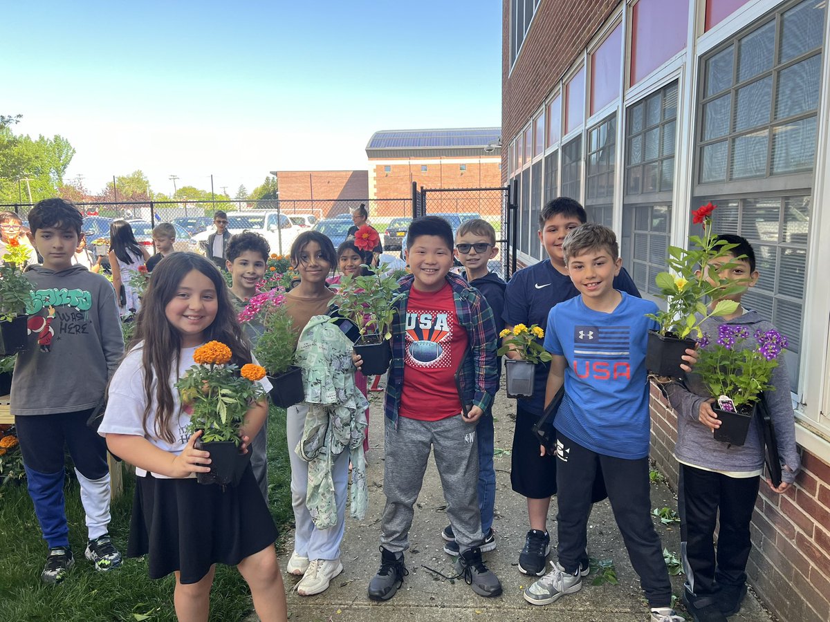 What an unbelievable day for the plant sale! ☀️Thank you to the @JacksonAvePTA for our beautiful flowers 🌸🌺🌻 @Jackson_Ave #JacksonBrave #MineolaProud