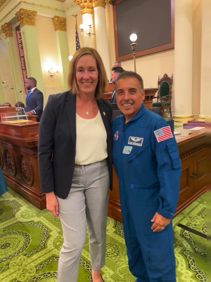 Yesterday, the @LatinoCaucus honored 16 Latino individuals who have made significant contributions within CA. Dr. Jose M Hernandez, a former migrant farmworker, became a NASA astronaut who later travelled aboard Space Shuttle Discovery & spent 14 days aboard the ISS. #CALeg