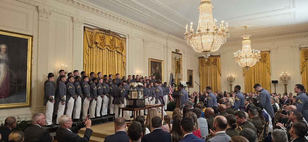'The Black Knights stand for: toughness, tenacity, camaraderie, accountability'
That's President Joe Biden @POTUS presenting the Commander in Chief Trophy to @ArmyWP_Football in White House East Room Monday.
Watch on:  youtu.be/vsMaTd0cXfc?si…
#CollegeFootball
#CAMMVETSMEDIA