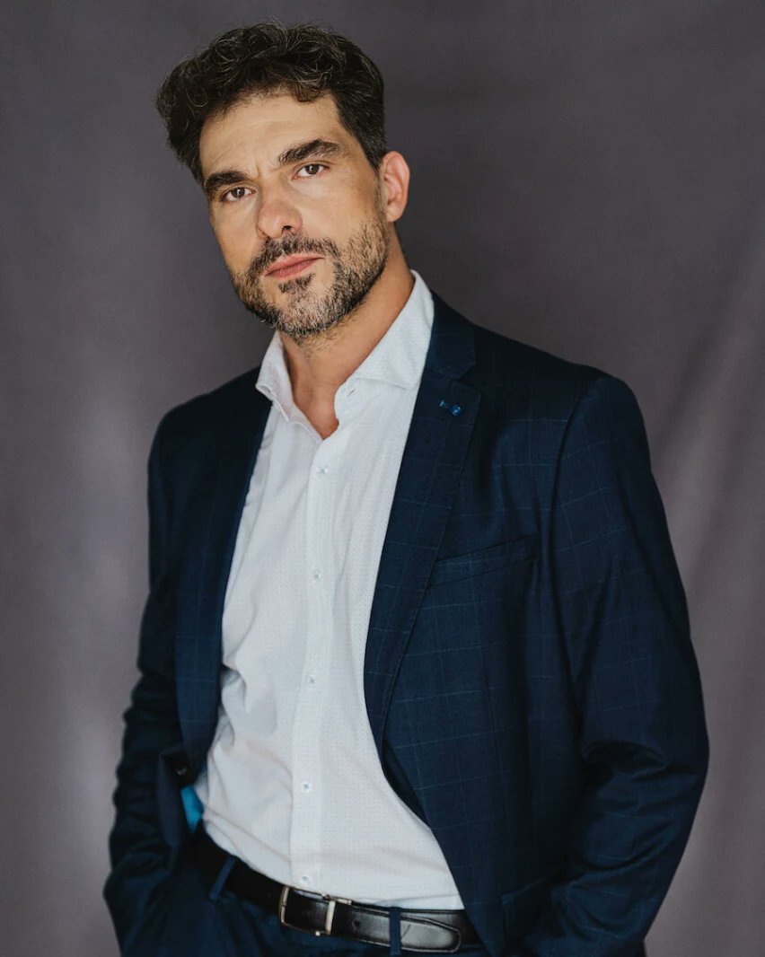 comareacast's tweet photo. Toni Salgado (@tonisalgad ) ha comenzado el rodaje de un nuevo proyecto de serie de ficción para una cadena nacional. Y hasta aquí podemos leer....
Parabéns, querido. E forsa comarea!
#ToniSalgado #actor #cine #teatro #tv #TalentoComarea
📸 @sabelaeiriz https://t.co/qivoLOtjcy