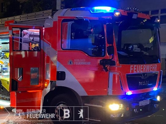 Im #Höhensteig in #Bohnsdorf kam es zu einem #Brand geringer Mengen Kleidung und Unrat in einem #Krankenhaus, der schnell gelöscht werden konnte. Pflegekräfte brachten 23 Personen in sichere Bereiche. Verletzt wurde niemand. Den Rauch entfernten wir mit einem #Drucklüfter. #EstuK