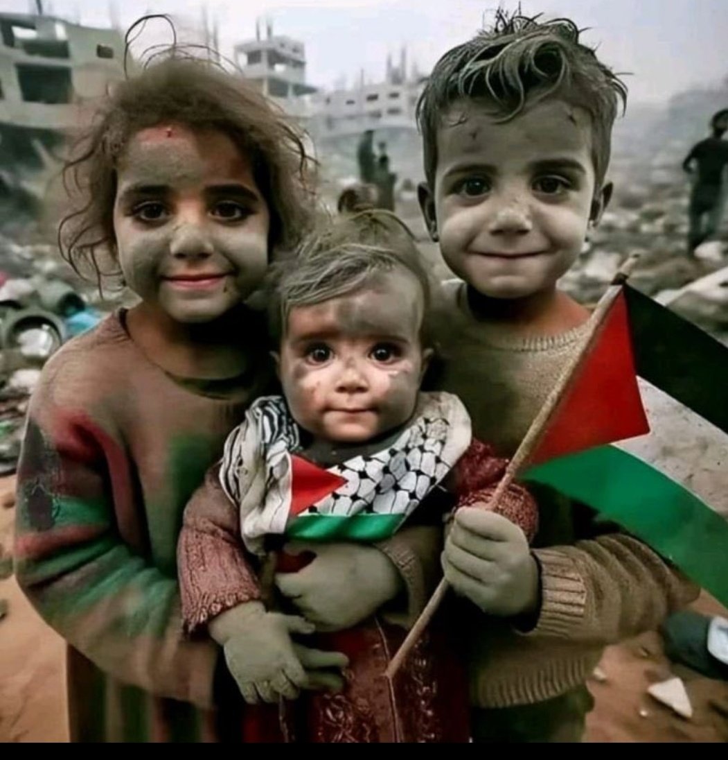 🛑Terörist dedikleri çocuklar.. Küçük yaşta oyun oynayacakları yerde.. Savaşta ailelerini kaybetmiş Kardeşler birbirine tutunuyorlar.. Ey İslam alemi.. Allah bu mazlumların hesabını sizden soracak.. Allah'a yalvarmaktan başka Çareleri yoktur.. Filistinli çocukları ölümle Başbaşa…