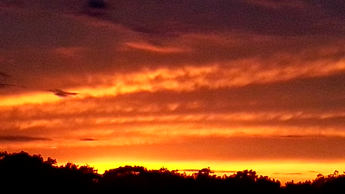 Yesterdays #sunset Vs. todays #sunset in #Berlin. 
#StormHour #sonnenuntergang #Abendrot #dawn #dusk #Dämmerung #sky #clouds #Wolken