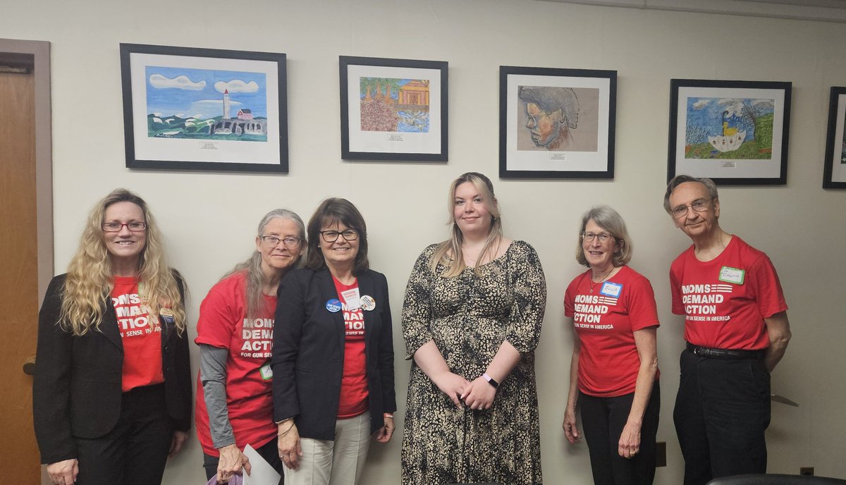 Thank you @AmyPaulin for meeting with @MomsDemand for our NY Advocacy Day on important gun violence prevention bills and for all your support on this issue.   #MomsAreEverywhere #NYPol