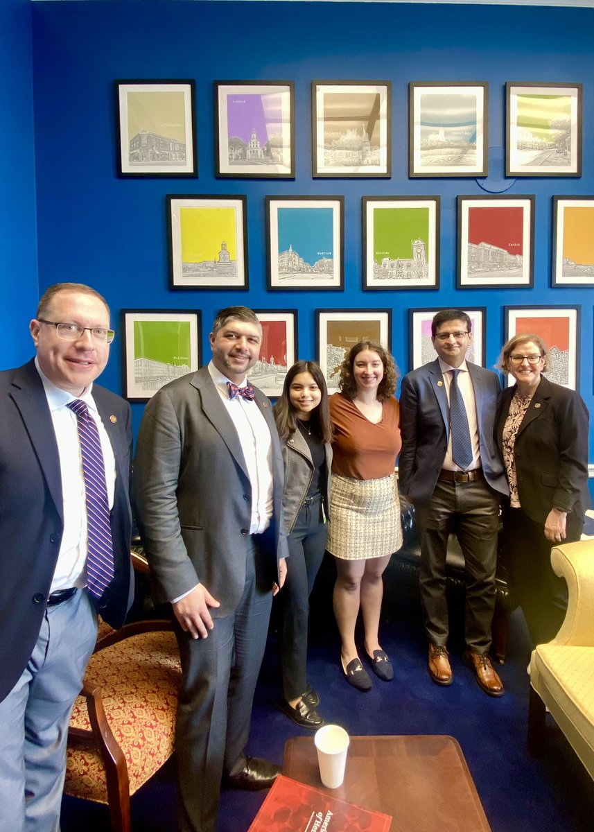 With awesome @ASH_hematology team on the hill to #Fight4Hematology with a focus on preventing #DrugShortages, gaining support for the #SickleCell Comprehensive Care Act (H.R. 7432) & stopping #Medicare #PhysicianPayCuts. @tammybaldwin @SenWarren @MCWCancerCenter