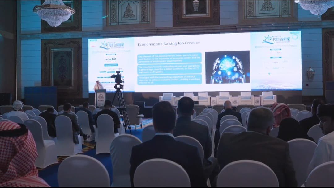 #مشاركة

 شاركت #كلية_الدراسات_البحرية في مؤتمر تنمية الموانئ البحرية المقام بمدينة جدة، والقى سعادة وكيل الكلية للدراسات العليا والبحث العلمي د. شادي بن نجيب الغفاري عرض بعنوان تمكين التجارة العالمية من خلال الموانئ الذكية.

#جامعة_الملك_عبدالعزيز