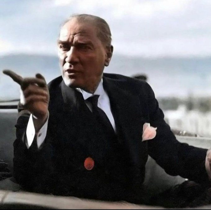 Sayın Özgür Özel;  
Hem Atatürk'ün makamında oturarak hem de Atatürk'e hakaret eden birisi  ile görüşemezsiniz NOKTA