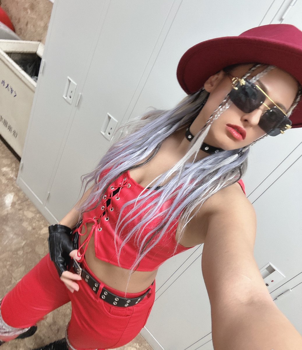 GiuliaIsBetter's tweet image. guess red looks good on me.