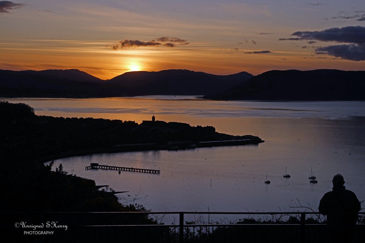 Lyle Hill Greenock, looking across Gourock and the Firth of Clyde to Dunoon and the hills of Argyll at Sunset. Thanks to @StephenAHenry for the photo 📸 Discover Inverclyde 👇discoverinverclyde.com #DiscoverInverclyde #LyleHill #Greenock #ScotlandIsCalling #ScotlandIsNow