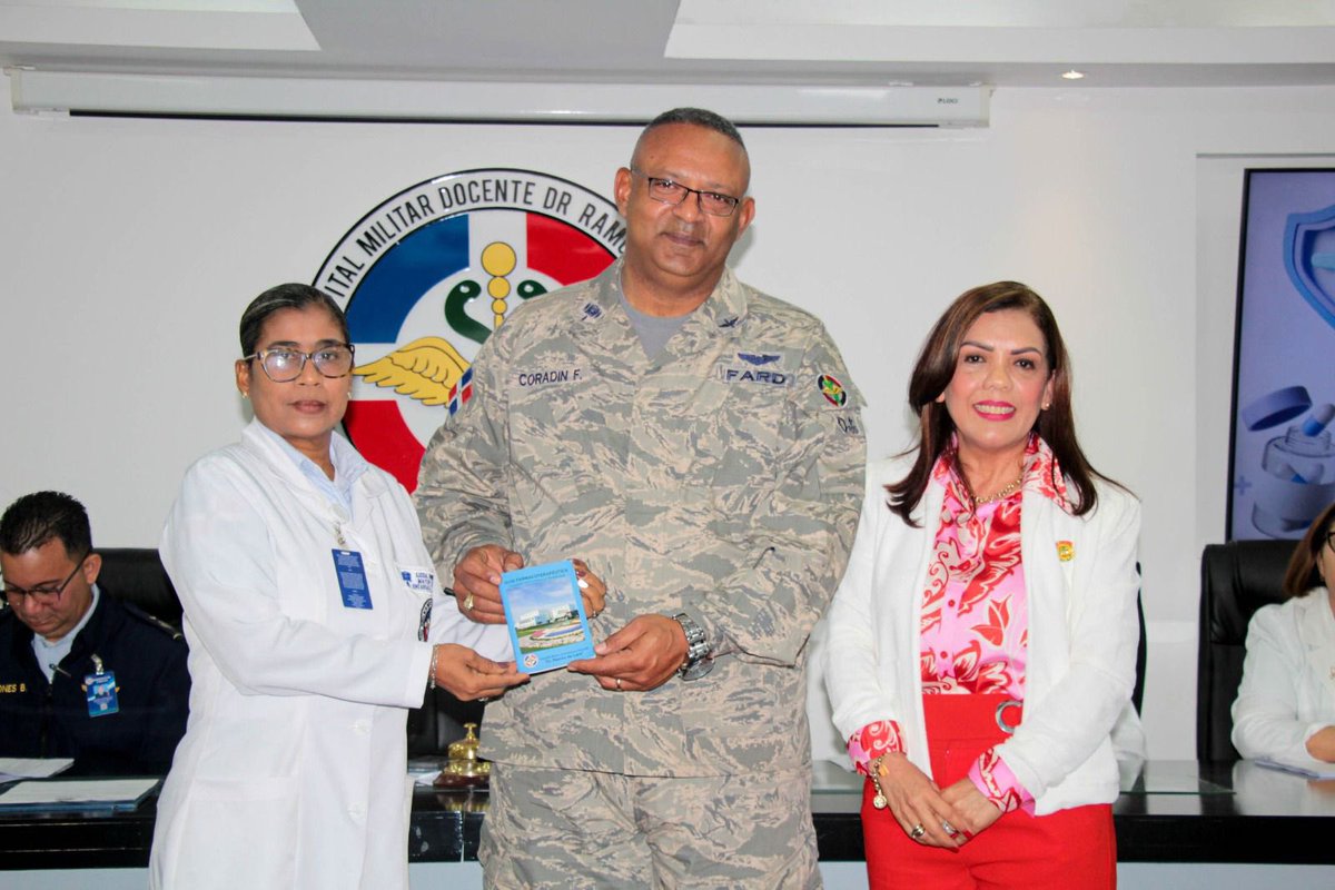 FuerzaAereaRD's tweet photo. 💊GUÍA FÁRMACOTERAPÉUTICA.
🏥Lanzamiento encabezado por el Coronel Médico Cirujano Ortopeda-Traumatólogo, César C. Coradín Féliz, director general del #HMDRDL en el salón de Video-Conferencias "Dr. Sócrates Montás Castillo" y tuvo como invitada especial la General de…1/3 https://t.co/hgRp3NucFZ