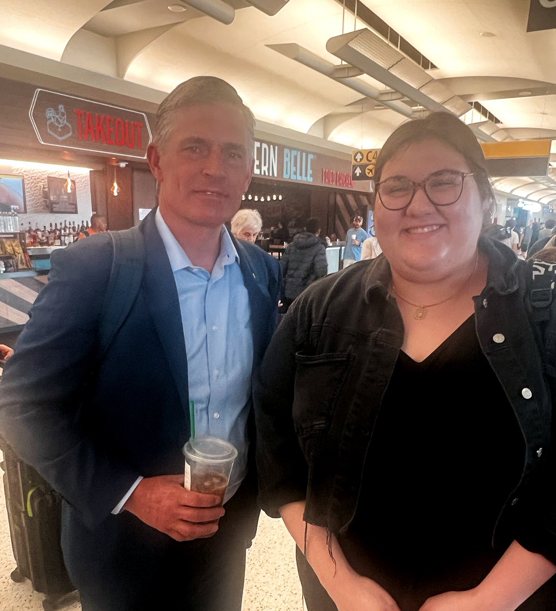 Today I got to meet @SenatorHeinrich at the airport! He chairs a subcommittee that oversees the FDA— and is one of the key legislators fighting to protect access to contraceptives and abortion medication. As a Texan, I thank him!