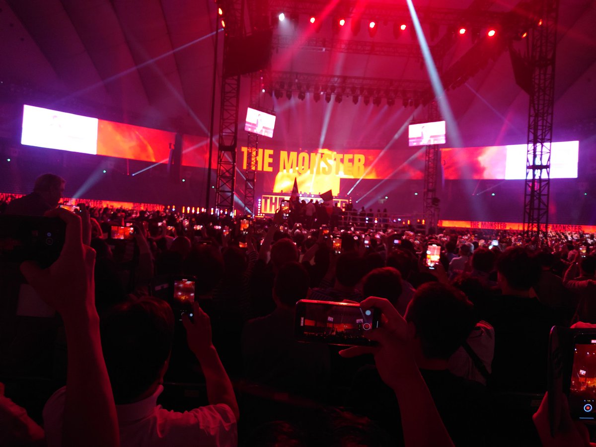 WANPOWANWAN's tweet photo. 【東京ドーム、井上尚弥観戦】
今回の相手は前に出てくるので引き3(下がって左フック)で仕留めるだろう。
得意とするタイプで楽勝である。
大番狂わせでタイソンが負けた地の、もはや縁起というオカルトしか気にならなかった。

尚弥選手は入場から恐ろしい気合いを撒き散らしていた。
1RKOを狙っていると思えた。
初手で左→右の大振りから入る。
威嚇の意味もあるのだろうが明らかにかかりすぎだ。
減量失敗を繰り返す相手に日本代表としてではなく世界の代表としてお灸を据える気概はあったと思う。
そして34年振りの東京ドームのメインイベント。
その空振りはいつもと違うと感じるには充分だった。
普段の言動からスリリングな打ち合いを好むのはわかっていた。

遠い距離から殺気を込めた右を振る。
近づくといちいち相手の前足は外側にセットされていた。
サウスポーの有利な位置取り。
一旦落ち着いてくれ、と思った刹那大事故が起きた。
尚弥選手の左から右の間に左で割り込む。
長らくボクシングを観てきたが
これは珍しい。
普通割り込むなら前の手の右だ。
おそらく予期も視認もできなかったはず。
回転してリングに墜ちる統一王者。
見事なカウンター。
文章にすると冷静に感じられるかもしれないがタイソンを思い出しパニックになっていた。
心身共に深刻なダメージのはずだ。

ドームの魔物に尚弥選手も喰われると思ったこの瞬間からモンスターの証明が始まる。

守備一辺倒の相手のガード剥がしをする作業は退屈だったのだろう。
本来高速の打ち合いと駆け引きの中でこそその特性が光る。
まるでスリルを楽しむかのような立ち回りを見せる。
ドネア1でもそうだったが「ボクシングとはこれだよね」という表情だ。

2Rからは圧巻だった。
予想通りの引き3でダウンをとる。
これをやられると前進を躊躇せざるを得ない。
躍動感が増し前後左右全て自分から先に動き射程を確保する。
破壊力に目を奪われがちだが尚弥選手の特筆すべきところはこの動いた後や打ち終わりのブレーキにある。
高速で移動しビタッと止まり離脱する。
強靭な足腰あってこそ。
天才と言われる彼が泥臭く積み上げてきた努力の一端だ。

内側に切り込むパヤノワンツー、至近距離でも拳が返る左フック。
度肝を抜く技術でやりたい放題に進行する。
そもそもサウスポー相手に左ジャブをあれほど簡単に当てられるものなのか。
フィニッシュの右ショートアッパー→フック(？)はなんだアレとしか言えない。

終始打ち合いに応じた相手は勇敢だった。
しかし終わってみれば元々差があると思っていた通りの内容。
ダウンは相手にとって千載一遇の好機だったが、その乗り越え方はさらに凄味を際立たせだけだった。
もはや一発で気絶させるしかない。
モンスターと名付けた大橋会長のセンスは凄い。

尚弥選手はこれがボクシングだと言いたかったはず。
観客はこれぞボクシングだと思ったはず。
東京ドームのメインでそれを魅せる。
大満足。
ありがとうございました！