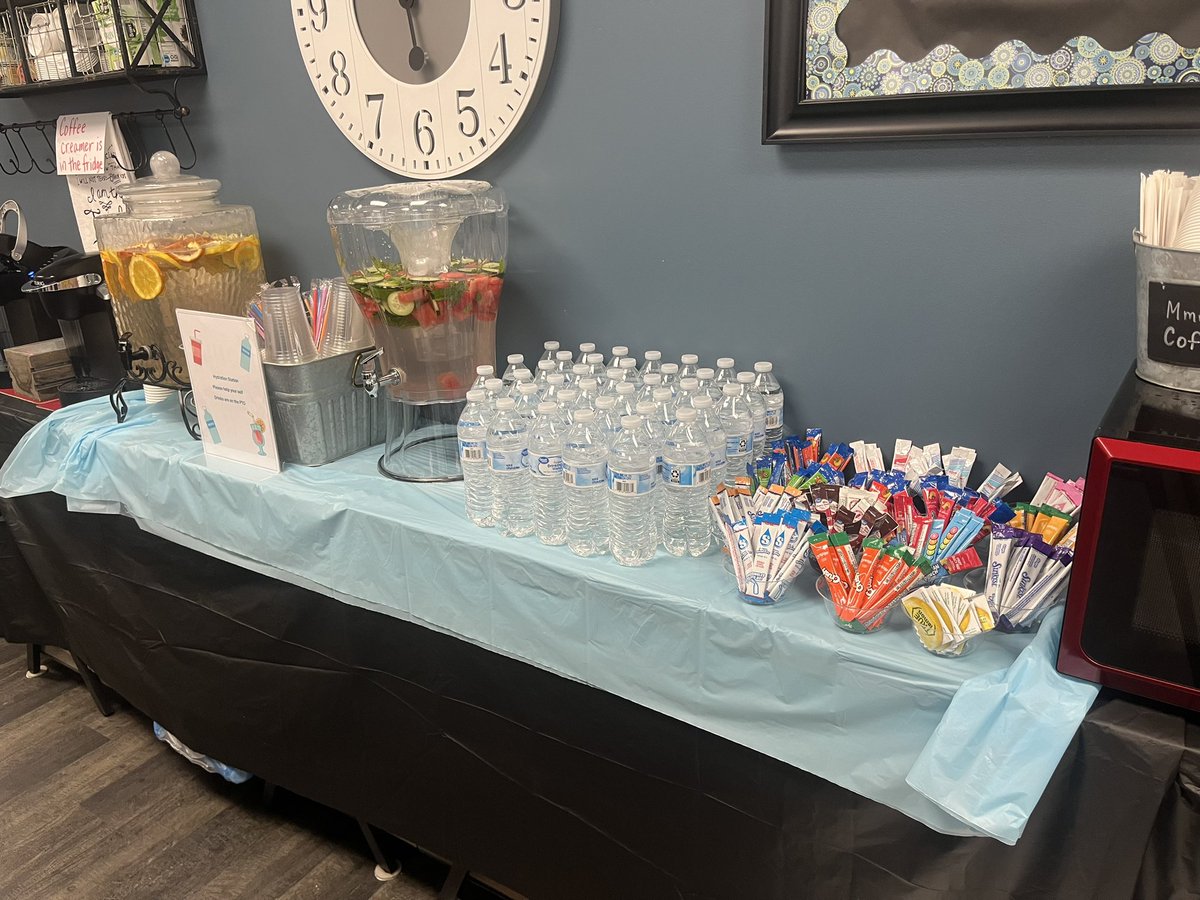 Molly Tierney (@mrs_t_theit) on Twitter photo Feeling extra spoiled over here <a href="/HumbleISD_WHE/">Woodland Hills Elementary</a> for teacher appreciation week! Loved getting to decorate my own cake! #TeacherAppreciateWeek Feeling extra spoiled over here <a href="/HumbleISD_WHE/">Woodland Hills Elementary</a> for teacher appreciation week! Loved getting to decorate my own cake! #TeacherAppreciateWeek