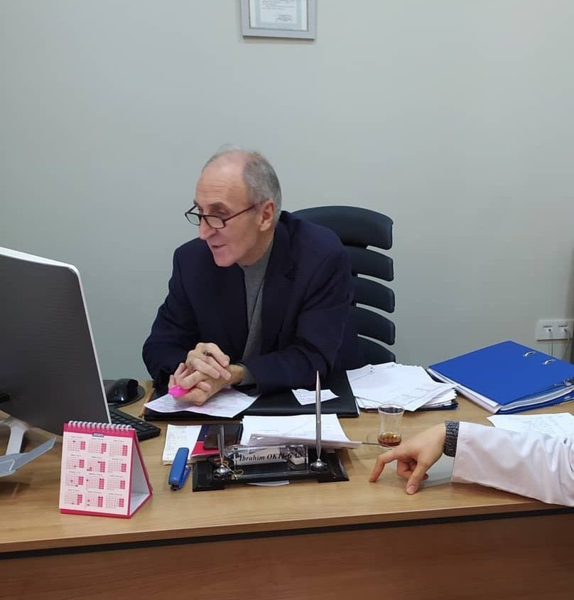 Neyi konuşalım, okul müdürünü vuran öğrenciyi mi? 
Ömrünü eğitime adamış birinin böyle pisi pisine hayatını kaybetmesine mi yanalım?

Hayatın müfredatı bozuksa okulda verilen bilginin ne önemi var? 
#ibrahimoktugan'a rahmet diliyorum.